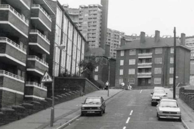 Flats on School Street, Sheffield, with the Hyde Park flats visible in the background, in 1985.
