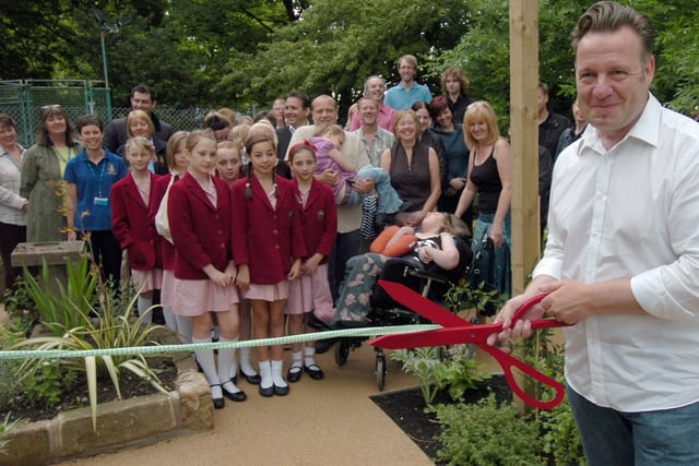 Sheffield artist Pete McKee officially opening the sensory garden at at Ryegate Children's Centre, Tapton Crescent in June 2009
