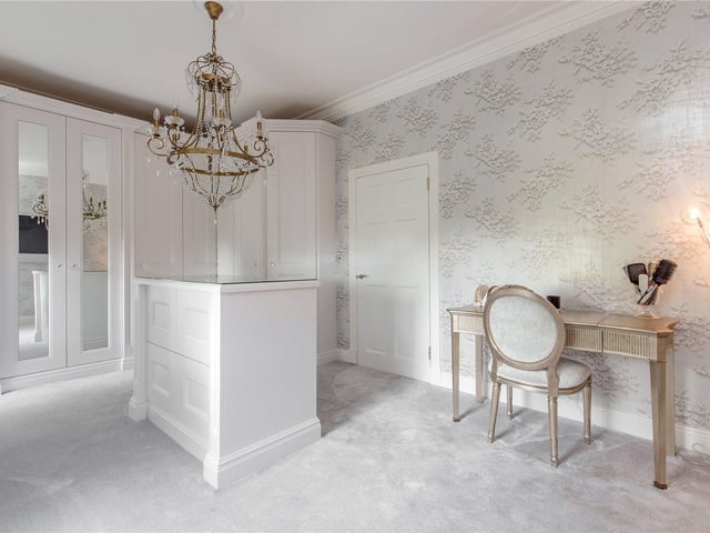 Dressing room / Bedroom 6.