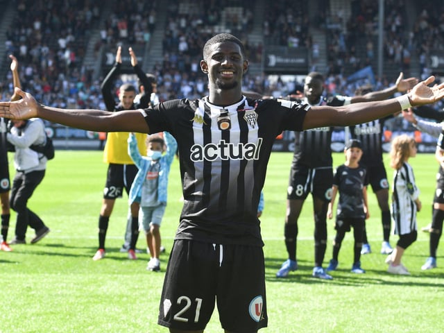 Leicester City face the prospect of having to shell out around €40m if they're to have any hope of signing Angers wonderkid Mohamed-Ali Cho, who continues to impress in Ligue 1. He began his career on the book of PSG's youth academy. (Leicester Mercury)