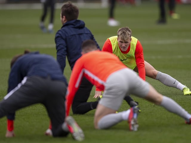 Cameron McGeehan warms up ahead of kick-off