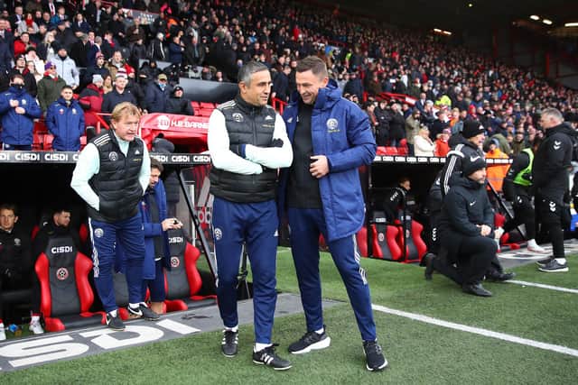 Sheffield United manager Paul Heckingbottom with Jack Lester (centre) and Stuart McCall (left): Simon Bellis / Sportimage