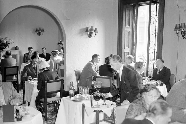 The restaurant at the Beehive Inn, in the Grassmarket, in August 1956.