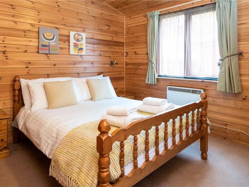 Lodge - bedroom.