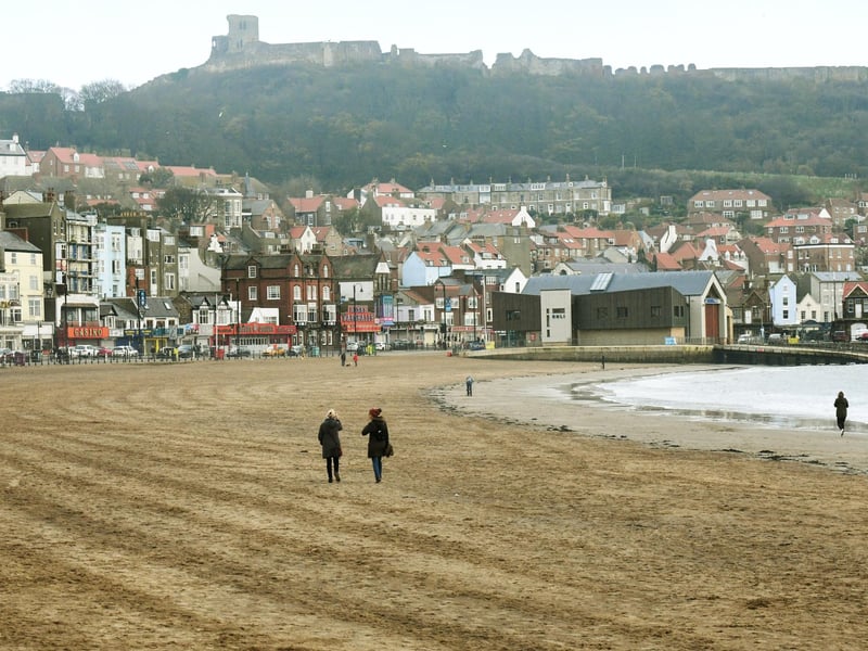 The heart of Scarborough’s coastal charm, South Bay Beach is a bustling and traditional seaside experience with a great score of 8.05/10. Dominated by the impressive Scarborough Castle and surrounded by classic amusement arcades and cafes, this beach is full of life. It’s a quintessential British seaside spot, perfect for a lively family day out or a stroll along the promenade.