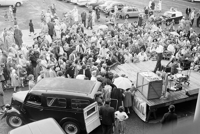 Crowds at the Dunbar Traders Fete in August 1963.