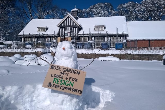 A snowmen near the Rose Garden cafe, Meersbrook with a 'resignation' message