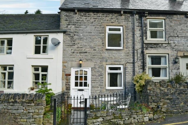 Situated in a fantastic location in Castleton, Michill cottage has two bedrooms and is surrounded by pubs and cafes, some of which are also dog friendly.