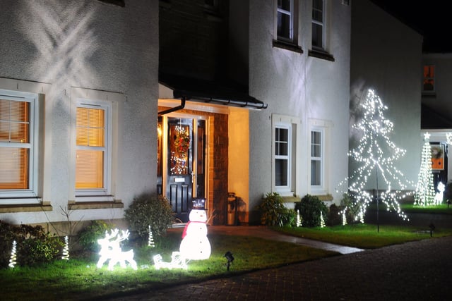 Picture Michael Gillen.Kinnaird and The Inches Residents Association Christmas Lights Competition.