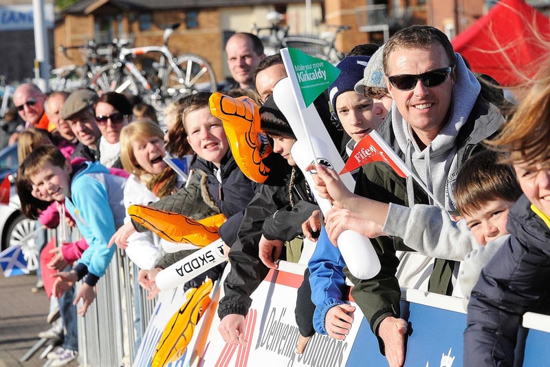 Fans get ready for the start of the pro race (Pic: Neil Doig/Fife Free Press)