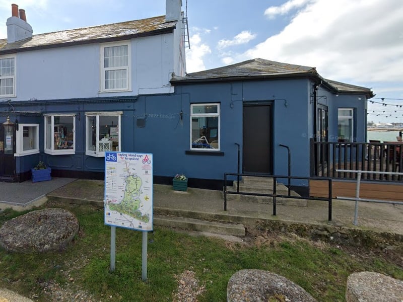 The Ferryboat Inn is situated directly next to the sea and it is a popular spot with locals. 