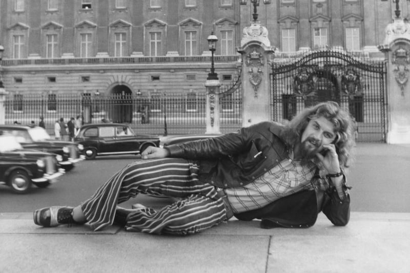 Billy Connolly in front of Buckingham Palace in 1974. 