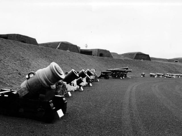 New displays at the Royal Artillery Museum at Fort Nelson, 1995. The News PP5722