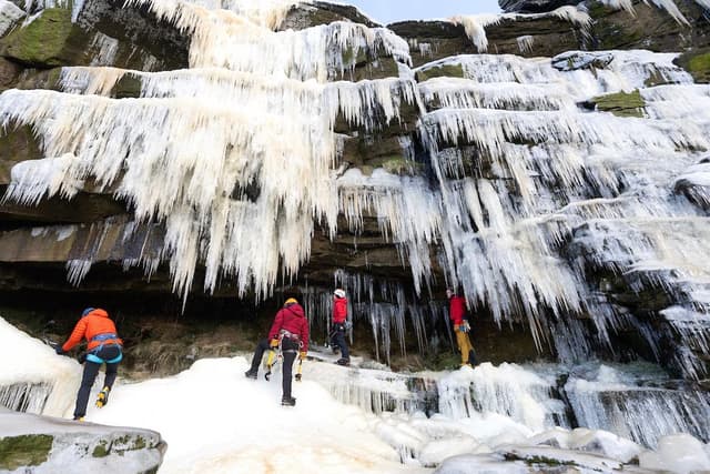 Atemberaubende Fotos zeigen Bergsteiger am zugefrorenen Kinder Downfall ...