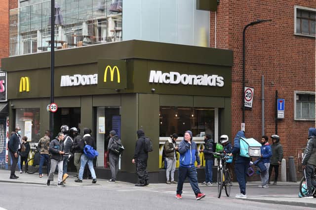 Delivery riders queue up outside a McDonald's restaurant in east London (Photo by DANIEL LEAL-OLIVAS / AFP) (Photo by DANIEL LEAL-OLIVAS/AFP via Getty Images)
