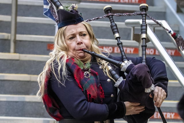 Edinburgh piper Lou Marshall played Christmas tunes and a couple of traditional Scottish songs to welcome the royal couple.