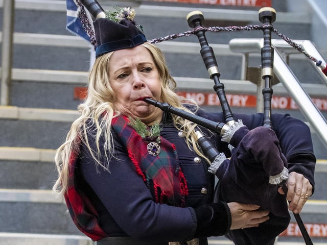 Edinburgh piper Lou Marshall played Christmas tunes and a couple of traditional Scottish songs to welcome the royal couple.