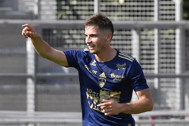 Leeds and Southampton have made contact with French club Brest over left-back Romain Perraud. Despite him recently signing a contract extension, both clubs are considering a summer move for the 23-year-old. (Le10Sport)