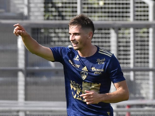 Leeds and Southampton have made contact with French club Brest over left-back Romain Perraud. Despite him recently signing a contract extension, both clubs are considering a summer move for the 23-year-old. (Le10Sport)