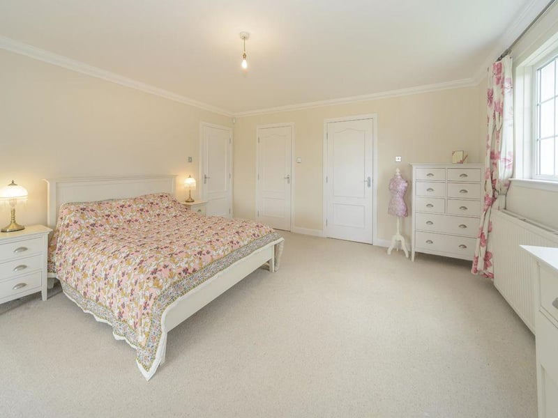 Principal bedroom.