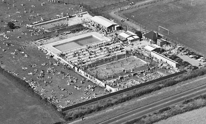 An aerial view of the lido during its opening year.