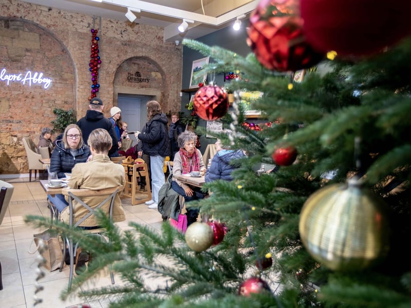 Held at the beautiful, historic Delapre Abbey, this fair offers a high-quality Christmas shopping experience within the abbey grounds and building. It is a ticketed event that provides a distinct, rural venue near the main city centre. 🗺️ Delapre Abbey, London Rd, Northampton, NN4 8AW