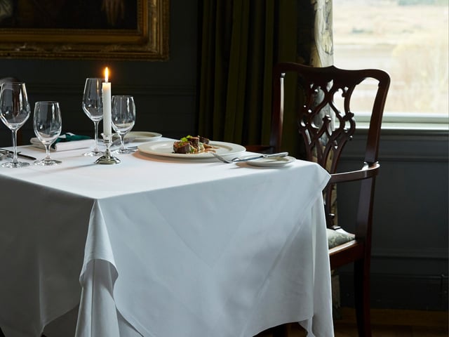 Nestled at the foot of Kinloch Hill on the shoreline, this upscale restaurant features local and seasonal cuisine.