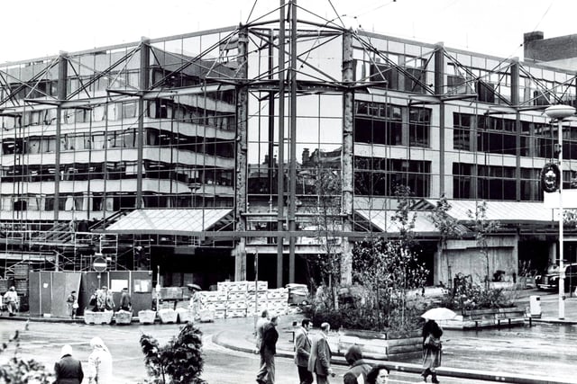 The construction of the new shopping complex in Barker's Pool in 1986