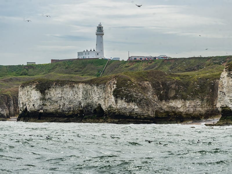 A striking white chalk headland with high cliffs and iconic lighthouses. A circular walk here offers some of the most rugged North Sea views in the country, including the beautiful coves of North and South Landing.  🕒 ~1 hour 25 mins