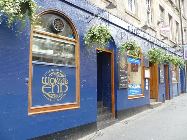 Probably one of the most famous pubs in Edinburgh can be found on High Street, which despite its central location was once on the very edge of the city boundaries – hence the name ‘World’s End’.