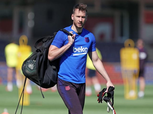 Chelsea have enquired about Barcelona goalkeeper Neto, who has been told he is surplus to requirements at the Nou Camp. (Daily Express)