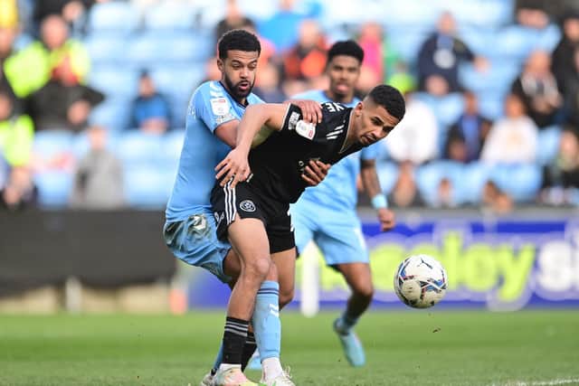 lliman Ndiaye of Sheffield United is held up by Jake Clarke-Salter of Coventry City: Ashley Crowden / Sportimage