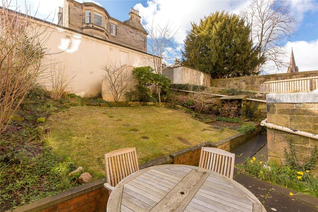 Sometimes living in the city centre means you don’t have much access to green spaces - that’s not a problem for this flat, as the property comes with its own private garden for you to enjoy