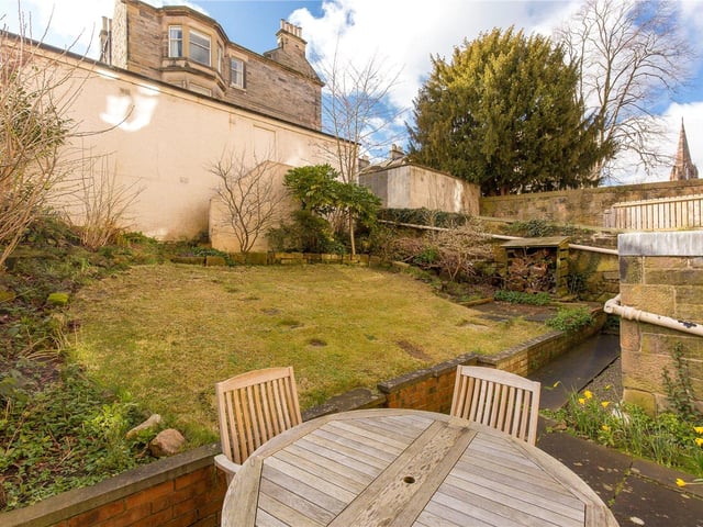 Sometimes living in the city centre means you don’t have much access to green spaces - that’s not a problem for this flat, as the property comes with its own private garden for you to enjoy