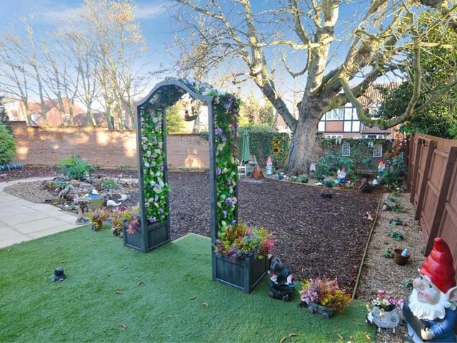 Yet more space in the back garden. Note the wood-chipped area, wooden fencing and boundary wall. Not to mention the spectacular tree!