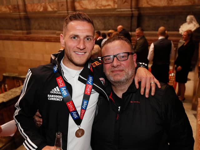 Photographer Simon Bellis with Sheffield United captain Billy Sharp during the club's celebrations after being promoted to the Premier League: Simon Bellis/Sportimage