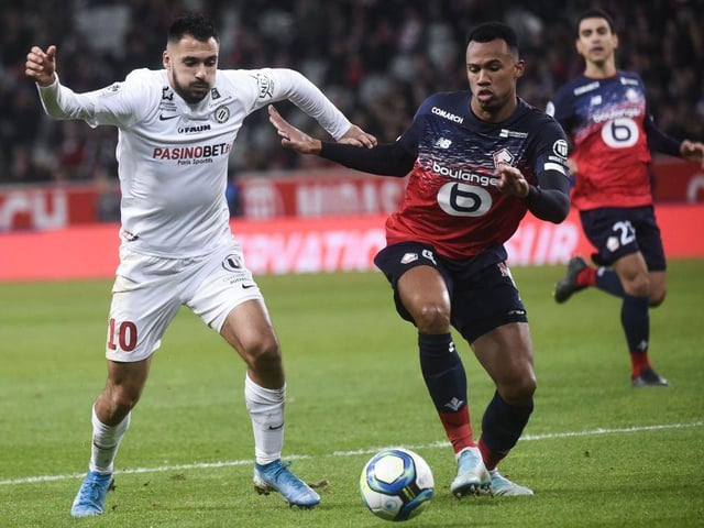 Everton face a battle to sign Lille defender Gabriel Magalhaes after a second Premier League club made a late £22m bid for the player. He is expected to decide his future this week. (SkySports)