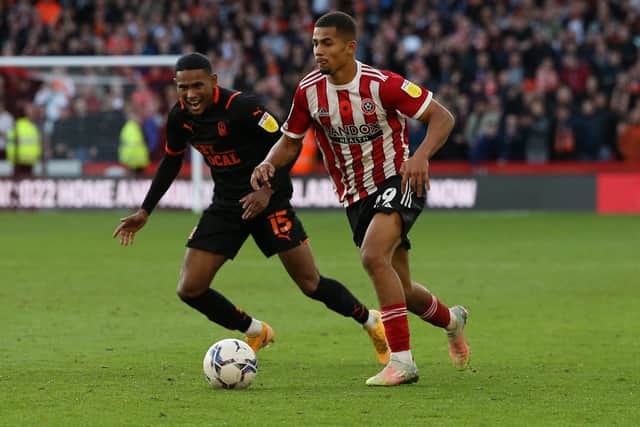 lliman Ndiaye of Sheffield United and Demi Mitchell of Blackpool: Alistair Langham / Sportimage