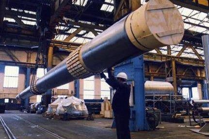 Sheffield Forgemasters prepares to dispatch a 20-metre-long driveshaft for the French Navy frigate Georges Leygues, which it hot forged from a 67-ton ingot at its Brightside Lane site, before machining it on a 22-metre-long lathe in its machine shop in 2006