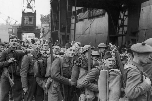 Members of the British Expeditionary Force (BEF) withdraw to England during the Dunkirk evacuation, 26th May-4th June 1940. (Photo by Fox Photos/Hulton Archive/Getty Images)