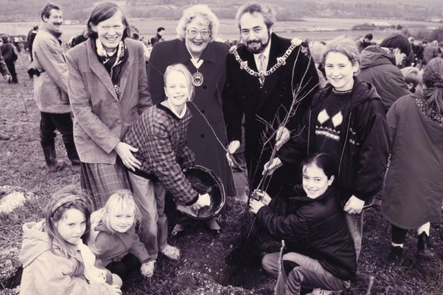Mayor of Winchester, Mayor of Fareham, Lord Mayor of Portsmouth with children of Copnor and Hilsea get under way with planting 1000 trees on the slopes of Portsdown Hill, 1993. The News PP5095