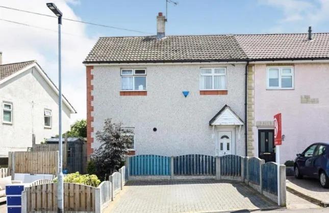 A cash purchase only, this three bed semi-detached house in Delves Road, Killamarsh, has a guide price of £100,000-110,000. https://www.zoopla.co.uk/for-sale/details/59005208/