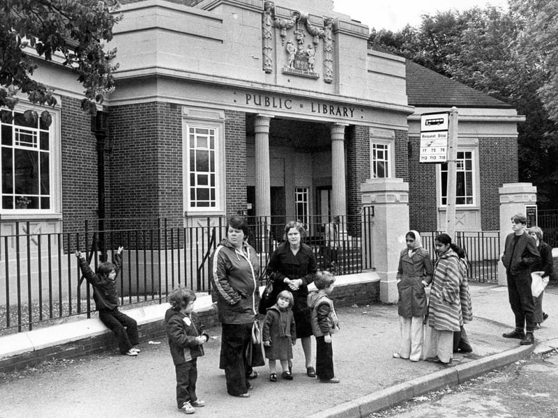 Children and parents visit the Firth Park library in 1980