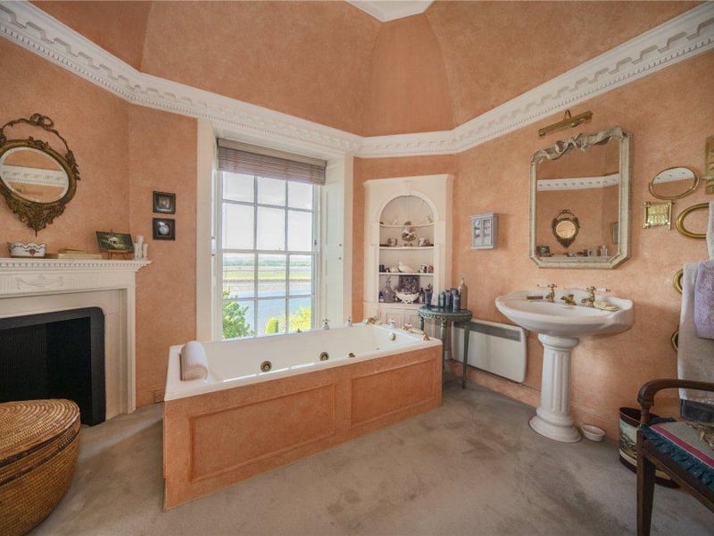 En-suite bathroom.