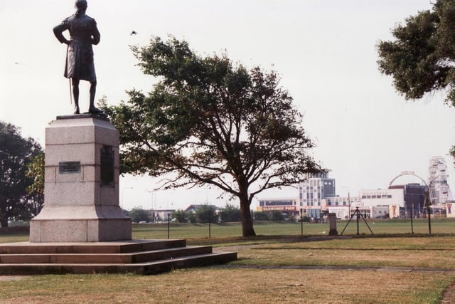 Nelson statue in September 1991