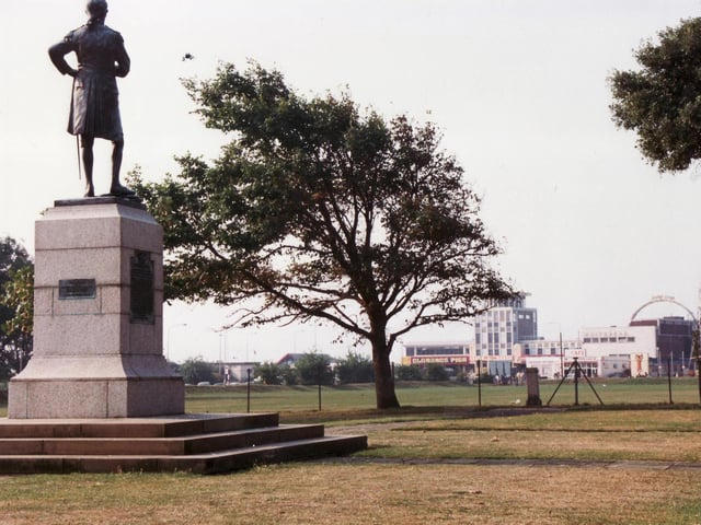 Nelson statue in September 1991