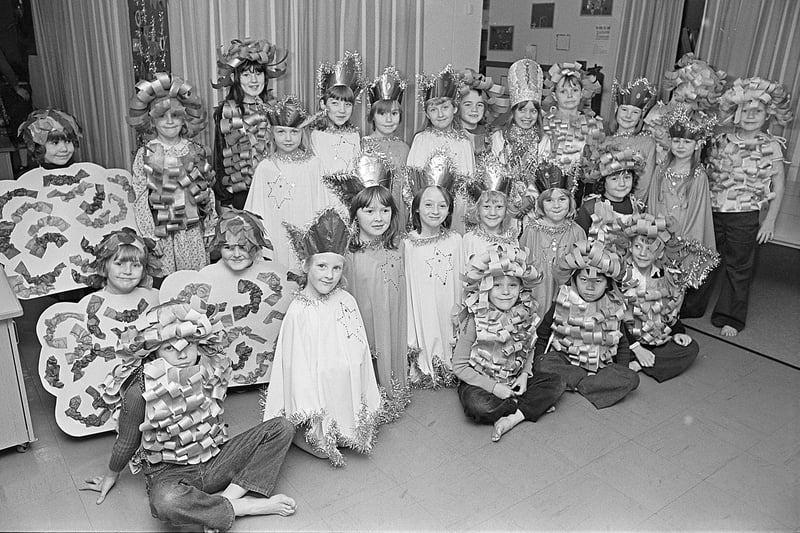 Pupils at Mansfield's Oak Tree Lane School get ready to perform in 1980 - can you spot any familiar faces?