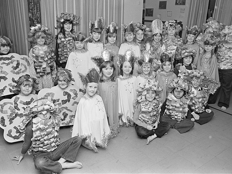 Pupils at Mansfield's Oak Tree Lane School get ready to perform in 1980 - can you spot any familiar faces?