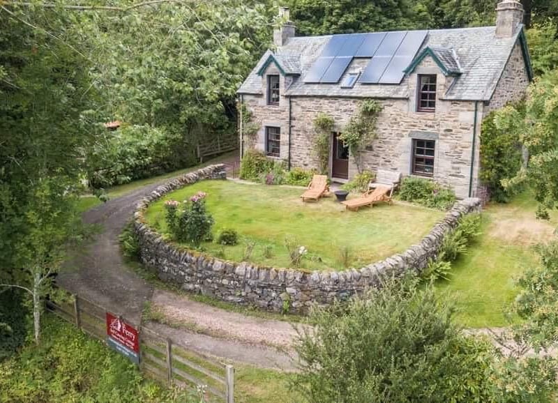 The River Tay has plentiful beautiful swimming spots and the Ferry House Cottage, near Aberfeldy, sits right on its banks.