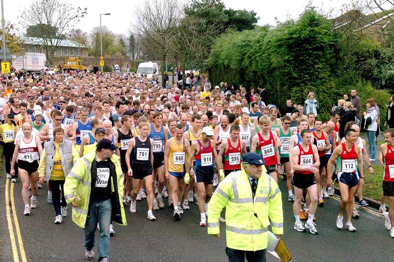 21st November 2004. The start of the AMS 18th Gosport Half Marathon event in Gomer Lane, Gosport. Picture: Michael Scaddan. (045712-0011)